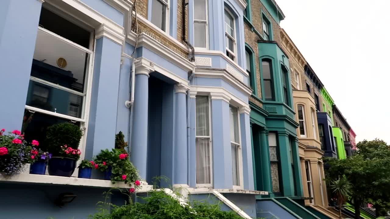 panorámica a la derecha revelando casas coloridas de lancaster road en el barrio rico de notting hill