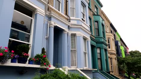 panorámica a la derecha revelando casas coloridas de lancaster road en el barrio rico de notting hill