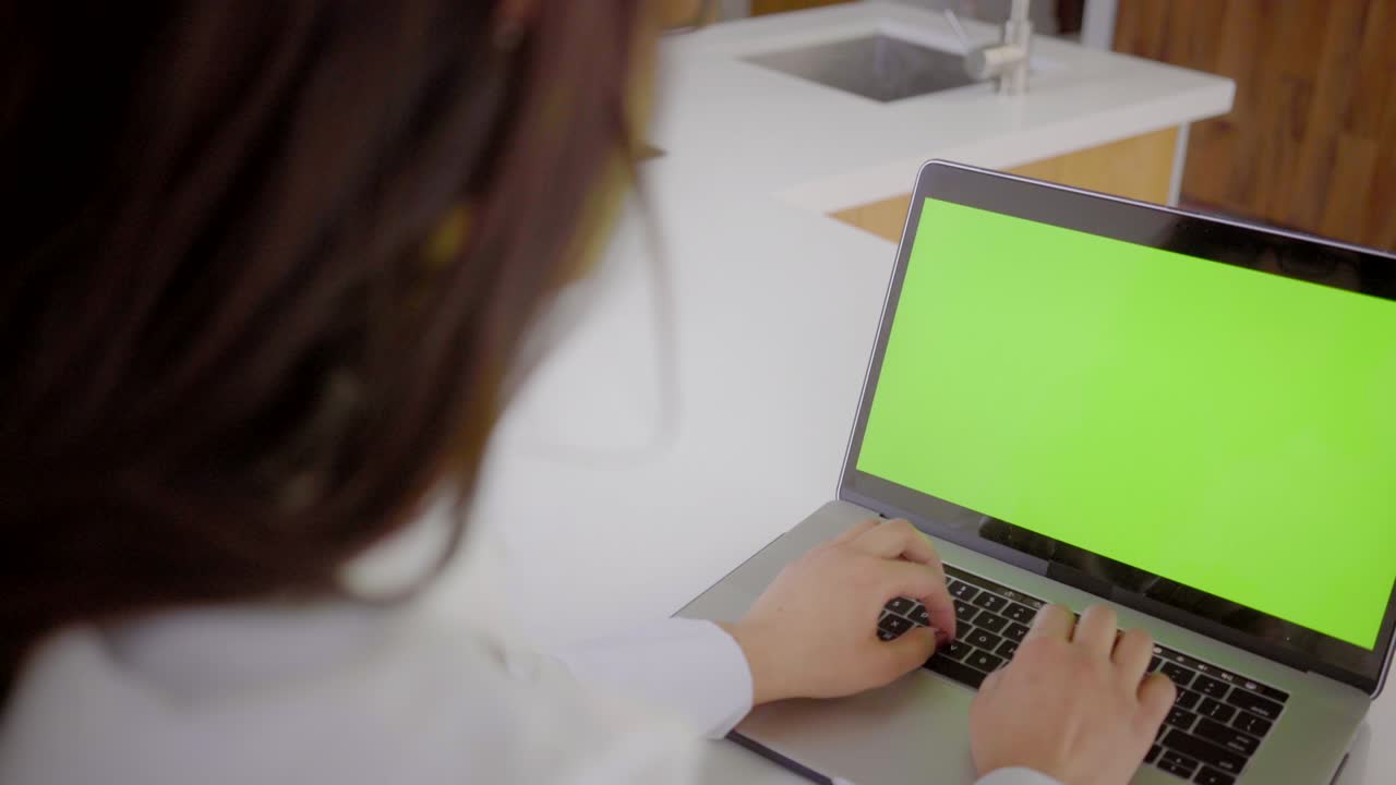 mujer árabe en el interior del hogar con tecnología medios sociales móvil preocupado frustrado