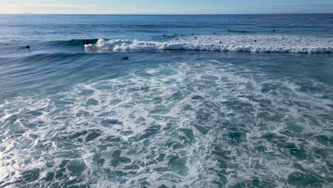 Maremotos-Rompiendo-En-Los-Surfistas-En-La-Playa-De-Caion-Durante-El-Verano-En-Galicia,-España