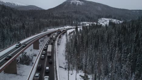 аэрофотосъемка ужасной пробки на i-70 в колорадо