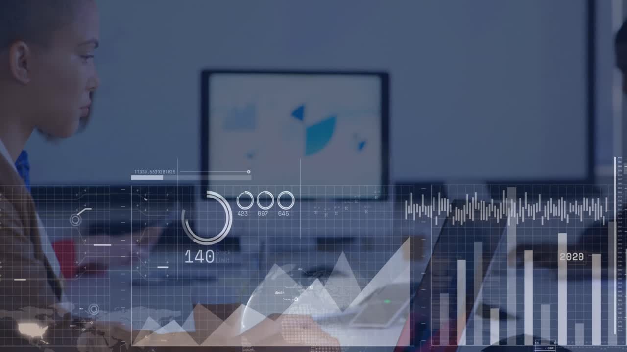 animación de la interfaz con el procesamiento de datos estadísticos contra un hombre asiático que usa una computadora portátil en la oficina