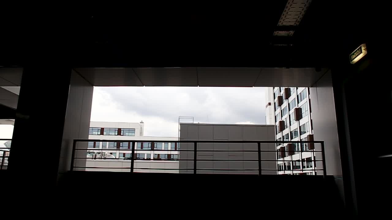 주차장 에 있는 두 사람 의 실루