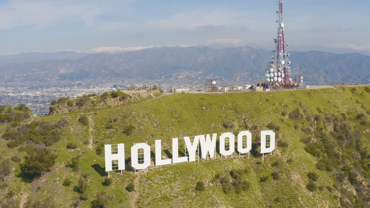 로스 앤젤레스의 눈 덮인 산들과 할리우드 사인의 화려한 공중