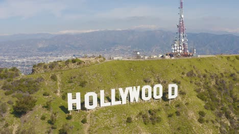wunderschöne luftaufnahme des hollywood-schildes mit schneebedeckten bergen in los angeles