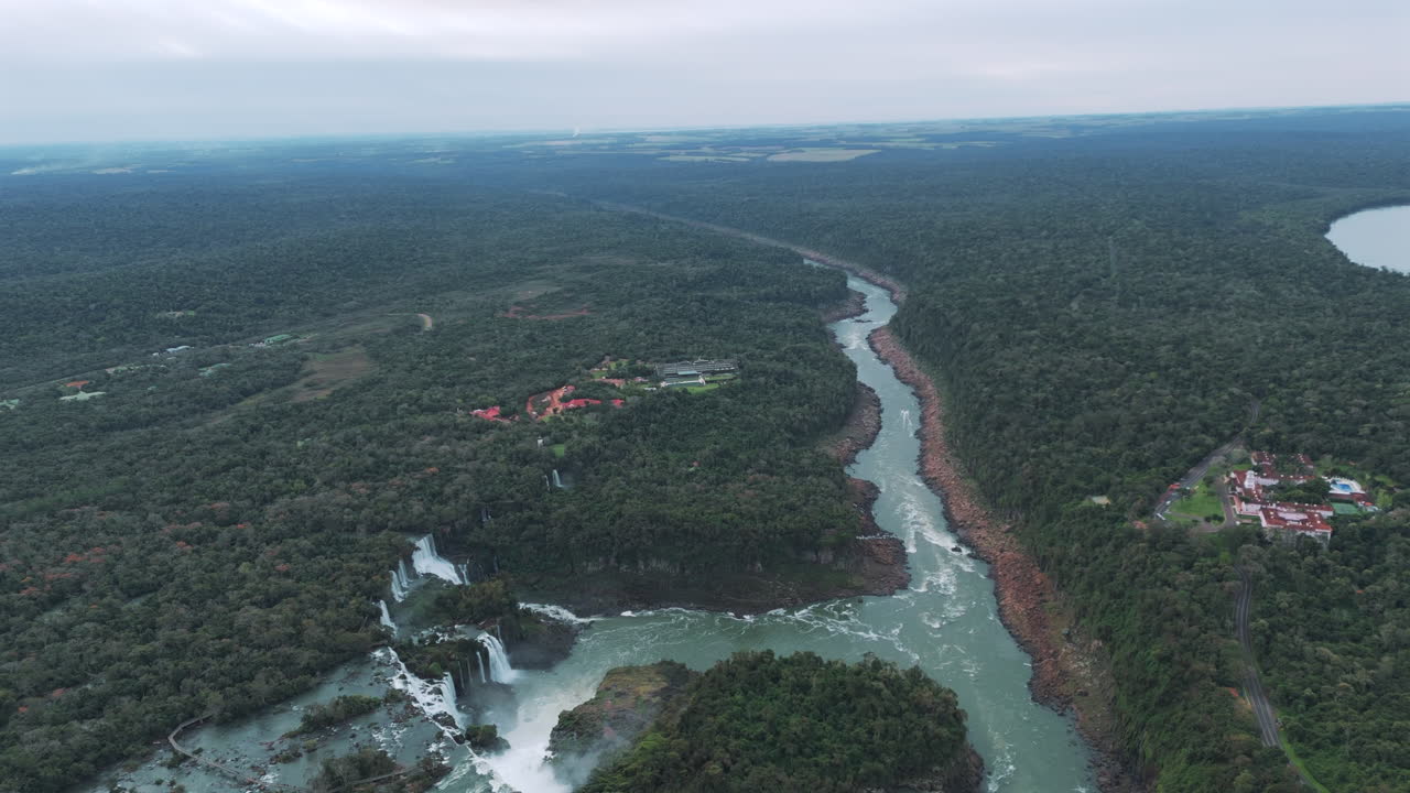 imagen panorámica que muestra el hotel gran meliá en argentina y el hotel belmond en brasil, ambos ubicados dentro del parque nacional de las cataratas de iguazú