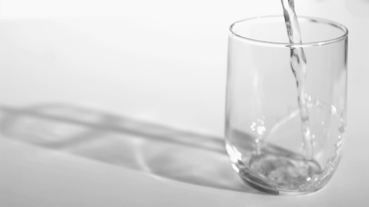 goteo de agua en un movimiento súper lento fluyendo en un vaso