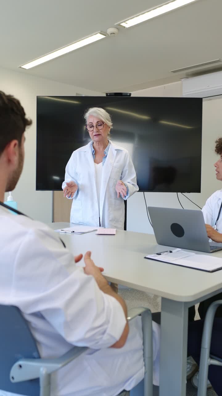 profesionales médicos en una reunión