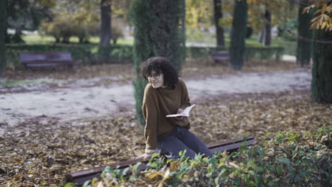 pasar tiempo en consuelo leyendo una novela en el bosque