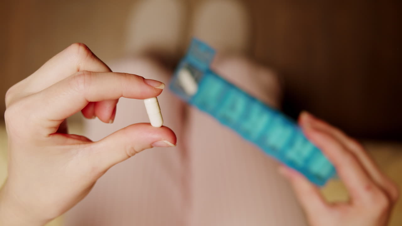 약을 복용하는 여자