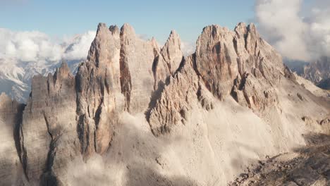 Disparo-De-Drones-En-órbita-De-Un-Día-Soleado-Sobre-Croda-Da-Lago-En-Dolomitas,-Italia