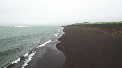 Schwarzer-Sandstrand-In-Island-Mit-Drohnenvideo-Niedrig-Und-Vorwärts