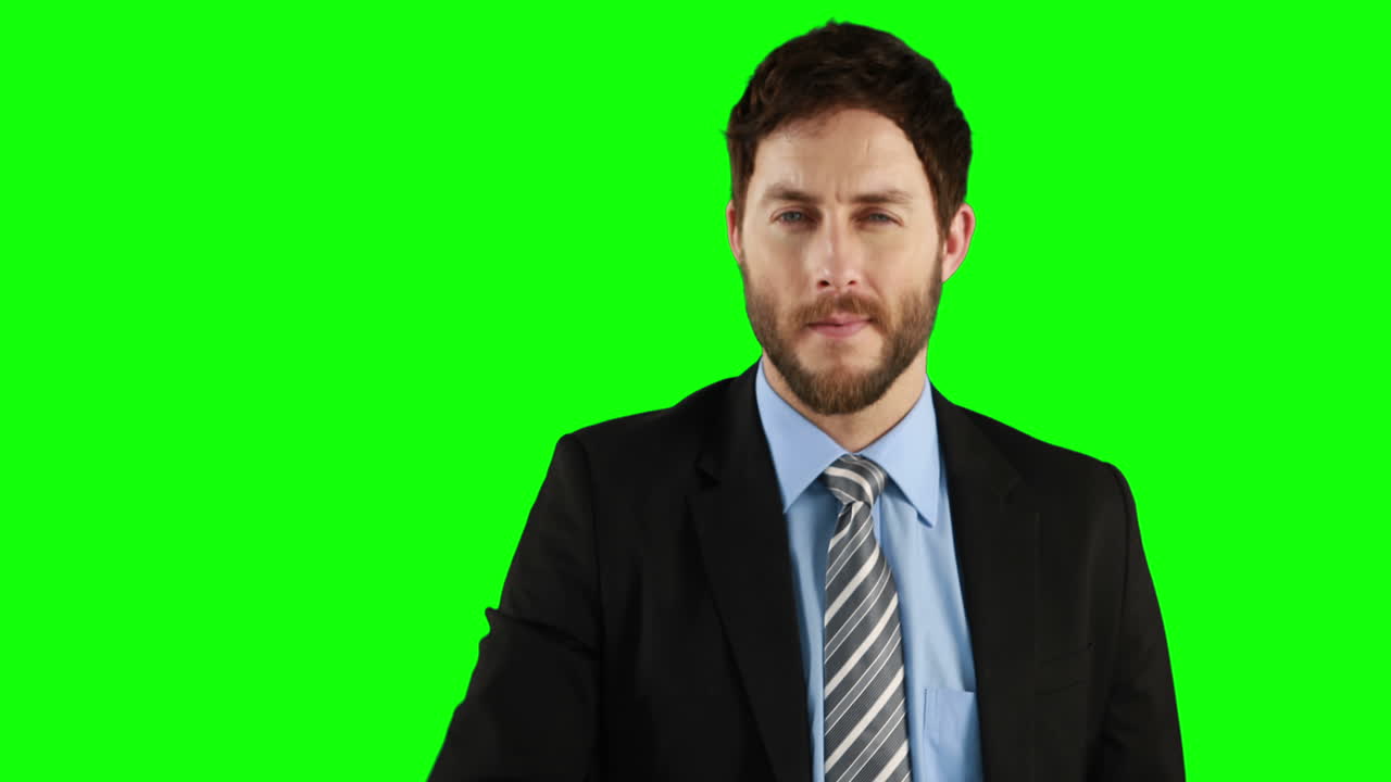 hombre de negocios escribiendo en un tablero invisible