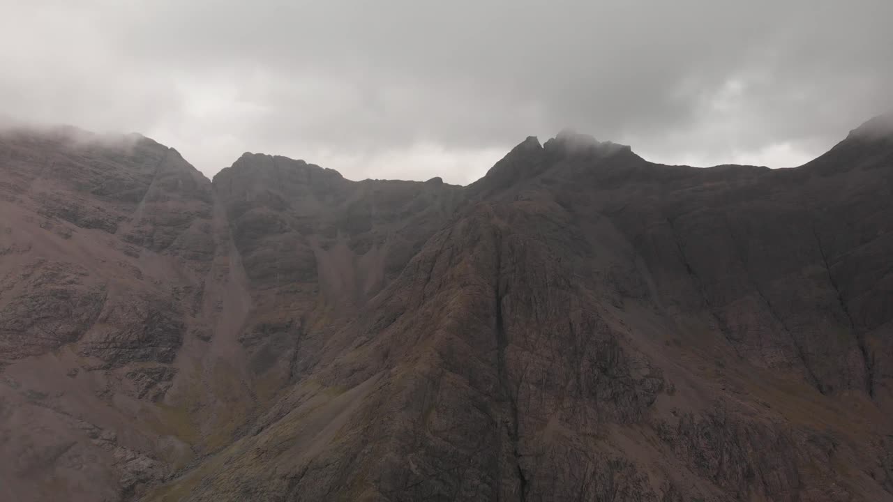 toma panorámica con drones de las majestuosas montañas escocesas en la ubicación de las piscinas de hadas