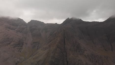 Panorama-Drohnenaufnahme-Majestätischer-Schottischer-Berge-In-Fairy-Pools-Lage