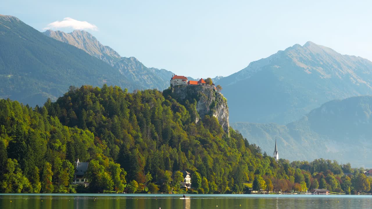 Il castello di Bled in Slovenia con la sua splendida natura, un gioiello medievale - campo lungo