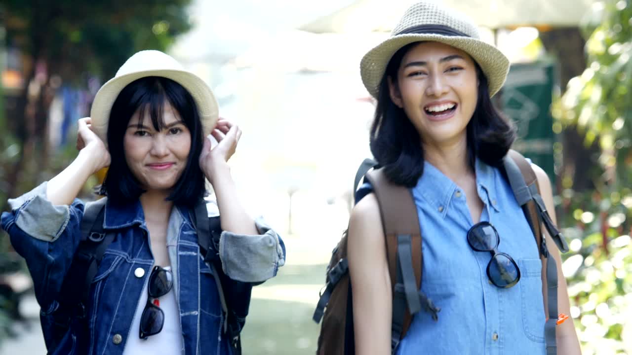 카메라를 찾는 여성 친구 행복한 감정 여행, 라이프 스타일, 휴가 개념을 가진 사람들