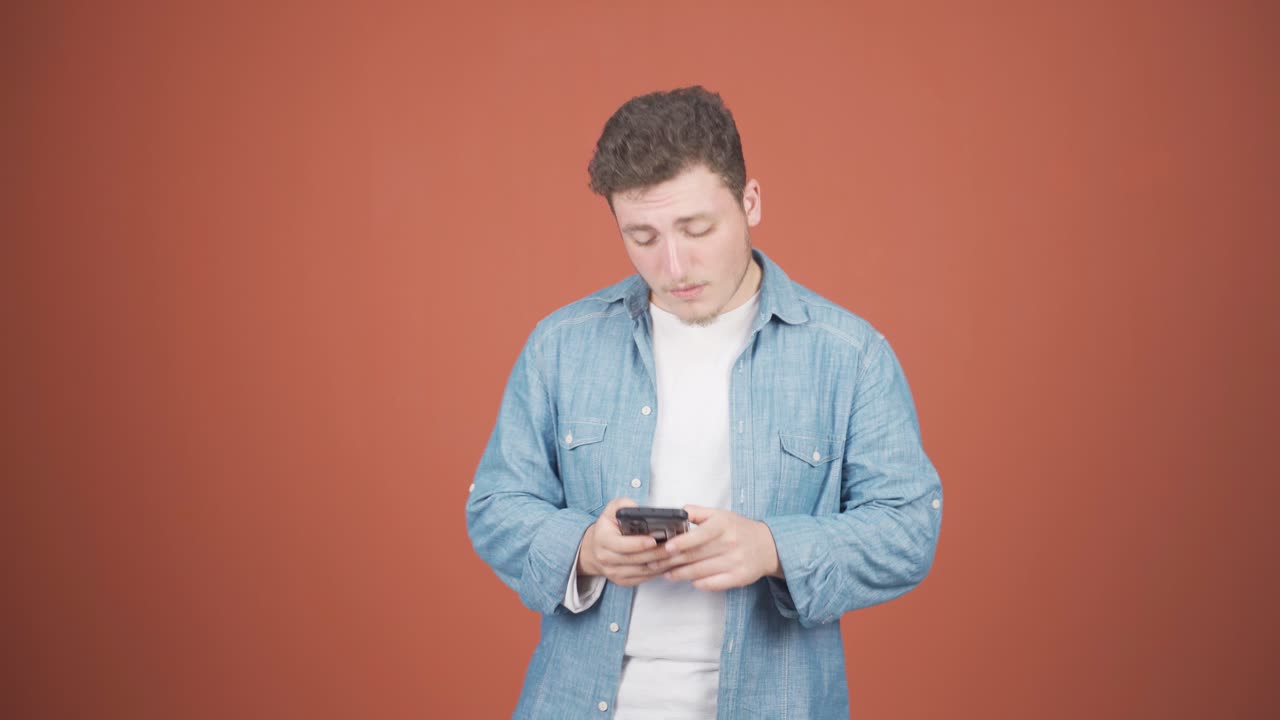 손에  ⁇ 드폰을 들고 춤추는 남자