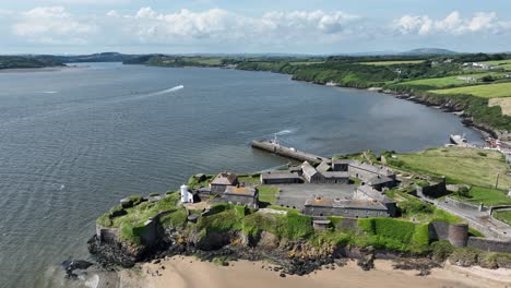 Boot-Segelt-Die-Waterford-Mündung-Hinauf,-Vorbei-Am-Historischen-Duncannon-Fort-Co