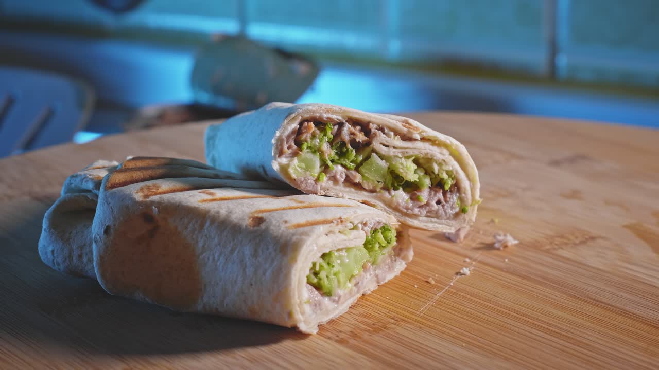 enfoque de rack en envoltura de atún anabólico con brócoli