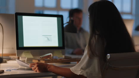 mujer de negocios que trabaja hasta tarde en la oficina usando la computadora lluvia de ideas navegando en línea planificación de investigación fecha límite para el proyecto corporativo