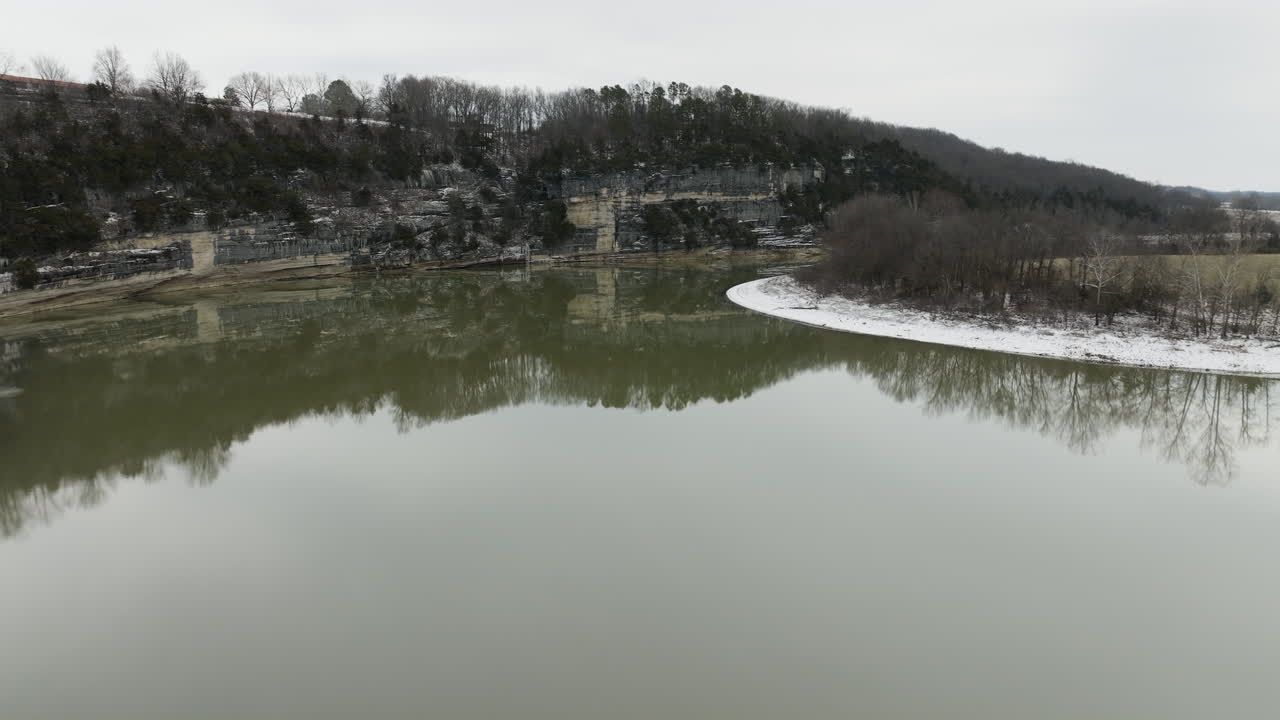 잔잔한 물 위의 장엄한 절벽 - 카누를 타기에 좋은 목적지