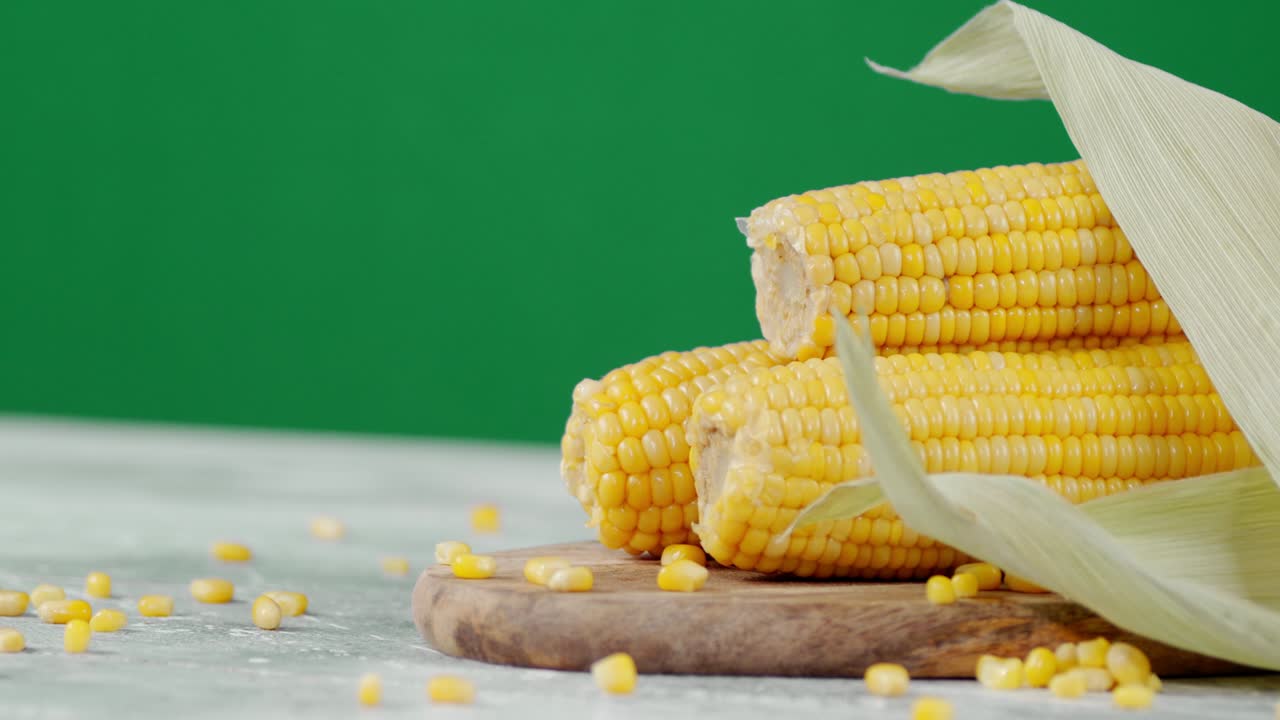 Corn on the cutting Board rotates slowly.