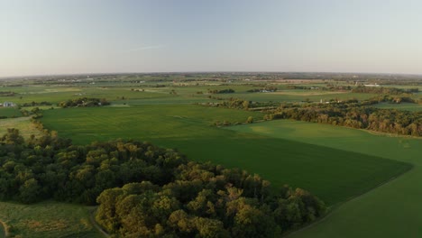 Increíble-Vista-Aérea-De-Pintorescas-Tierras-De-Cultivo,-Medio-Oeste-De-Estados-Unidos