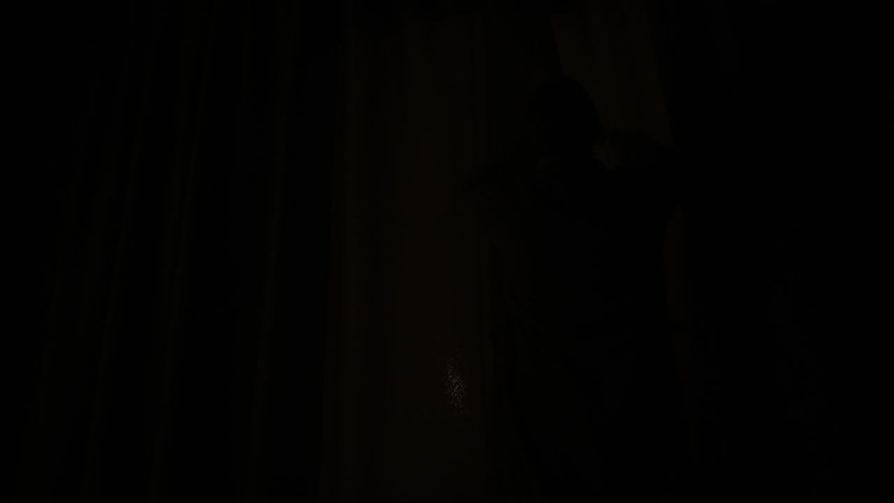 una mujer en bata de baño abre las cortinas de la ventana