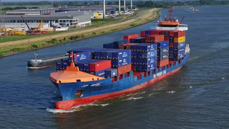 Mit-Containern-Beladenes-Frachtschiff,-Das-Im-Fluss-Fährt,-Gefilmt-Von-Einer-Drohne