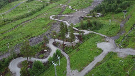 Pista-De-Bicicleta-De-Montaña-Cuesta-Abajo-Cerca-Del-Telesilla-En-Ski-geilo-Vestlia-Noruega---Antena-Que-Muestra-La-Pista-Cuesta-Abajo-Sin-Gente