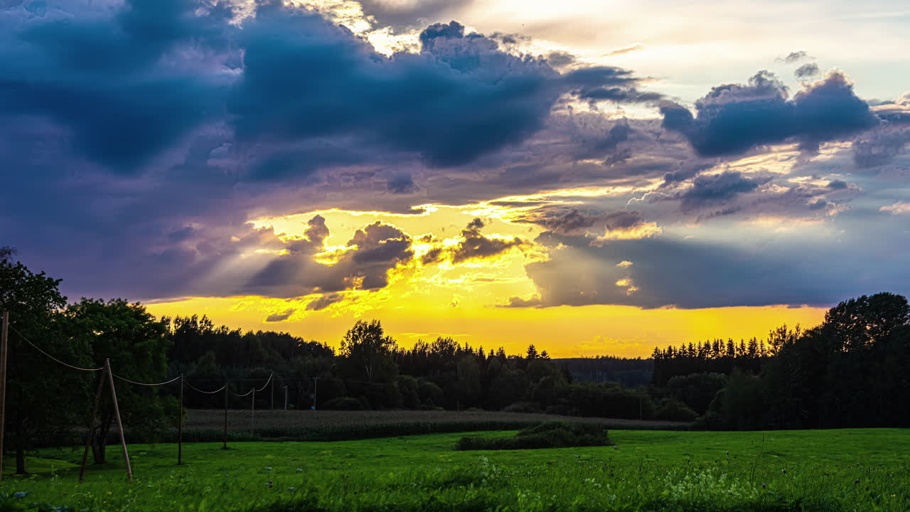 imágenes de lapso de tiempo que capturan nubes en movimiento por la noche durante la puesta de sol