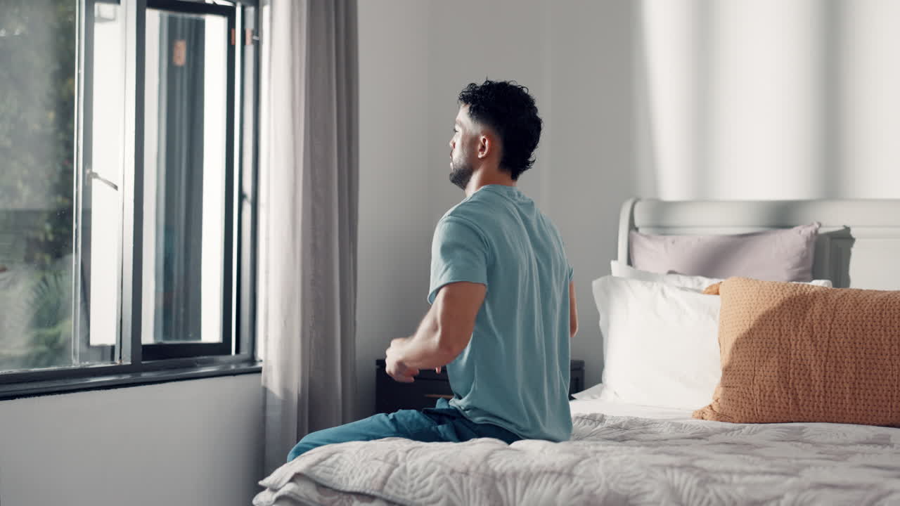 Uomo che si allunga nel letto