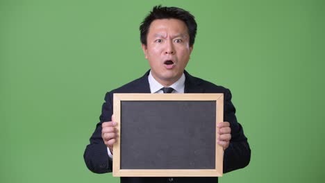 녹색 배경에 성숙한 일본 사업가