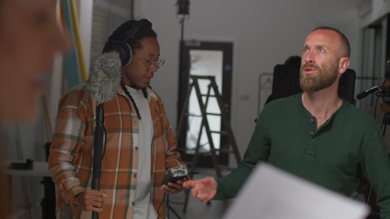 actores con guiones en ensayo rodando una película o video en el estudio con cámara de película y equipo de sonido en el fondo 4