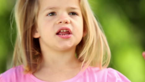 Niña-Jugando-Con-Molinete-En-El-Parque