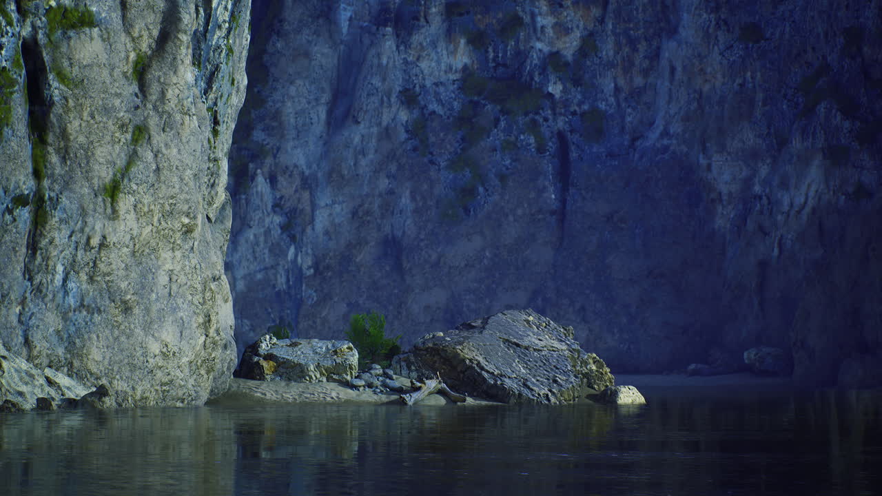 majestuosas rocas y el reflejo del agua en el paisaje sereno del cañón al anochecer