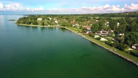 Lago-Balaton-En-Hungría-Con-En-Verano,-Drone-Zamárdi