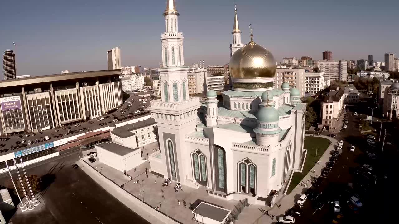 tomada aérea de la mezquita de la catedral de moscú. nueva construcción de religión en rusia. la más grande de europa. imágenes aéreas únicas de quadcopter. mezquita de la catedral de moscú, rusia. la mezquita principal de moscú, nuevo punto de referencia.