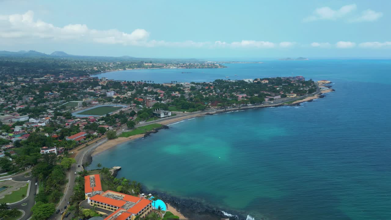 Veduta aerea circolare sulla città di São Tomé con la baia di Ana Chaves sullo sfondo. São Tomé e Príncipe, Africa