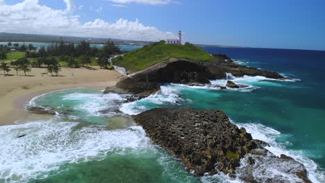 Faro-En-Arecibo-Puerto-Rico-Con-Olas-Rompiendo-Contra-Rocas,-Cámara-Lenta