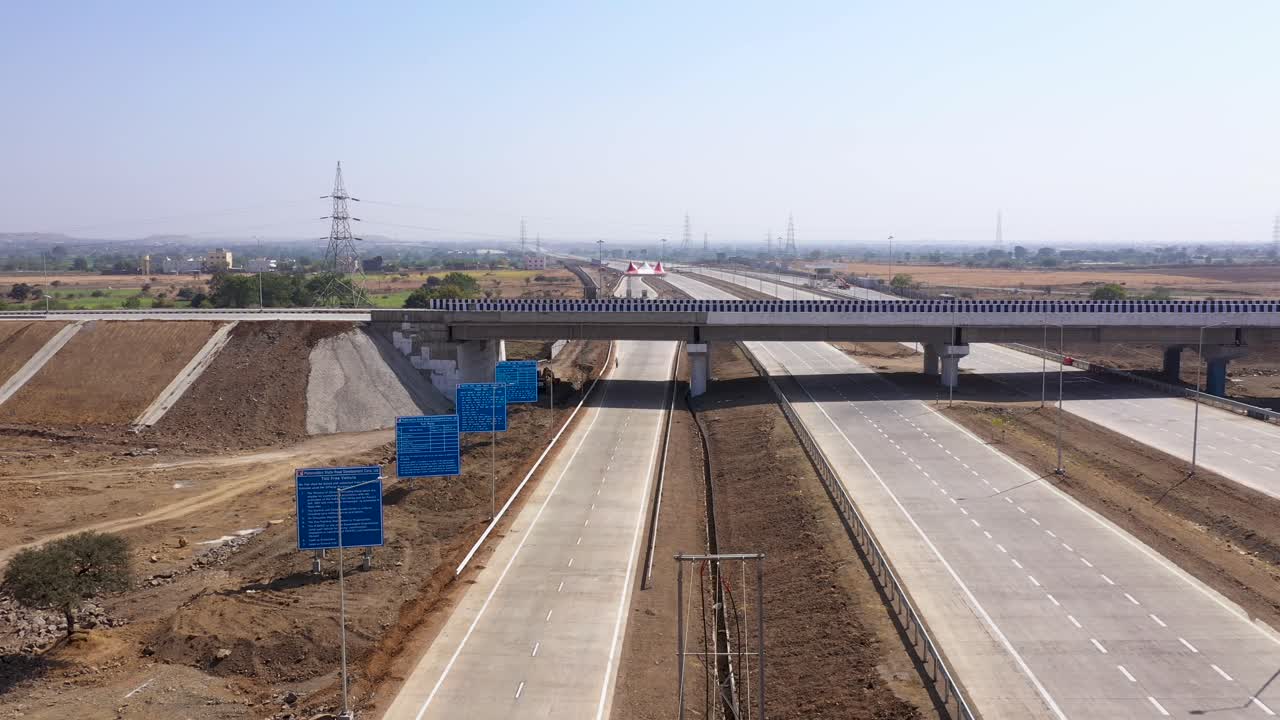 sobrevuelo de una nueva autopista durante la inspección de obras de tuberías con señalización vial durante el día