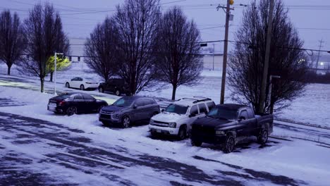 Auto-An-Einem-Verschneiten-Tag-Geparkt,-Parkplatz-Mit-Schnee-Bedeckt,-Winter,-Auto-Mit-Schnee-Bedeckt,-Starker-Schneefall,-Morgenschnee,-Cincinnati,-Ohio,-USA