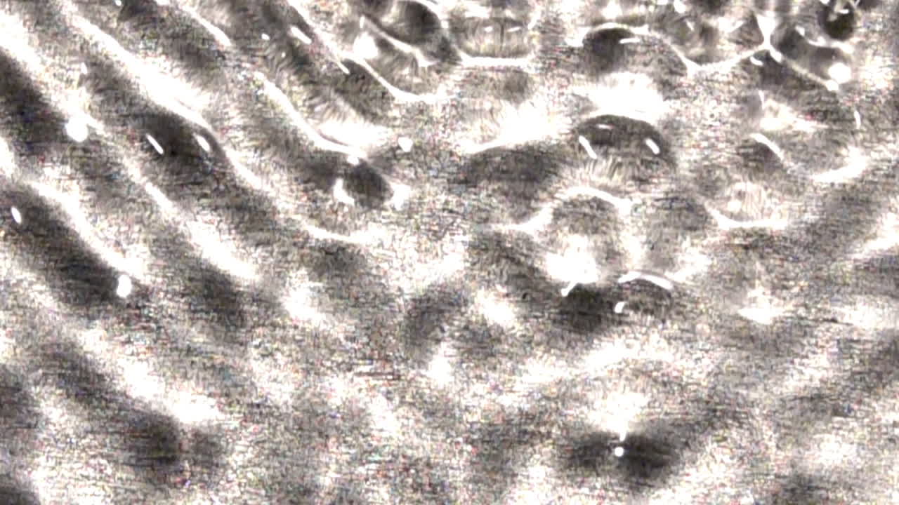 los patrones de onda de baja amplitud se mueven a lo largo del eje y