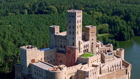 Castillo-Stobnica-Polonia-Wielkopolska,-Naturaleza