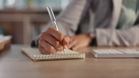libro, escritura y mujer de negocios en la oficina