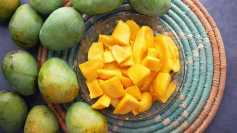 mangos en rodajas en un tazón