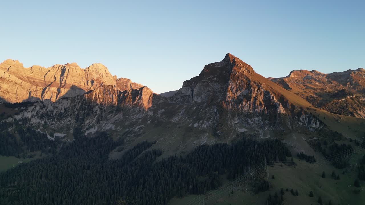 Pemandangan menakjubkan Obersee Fronalpstock Glarus Näfels, pegunungan berbatu dengan langit biru dan cahaya keemasan