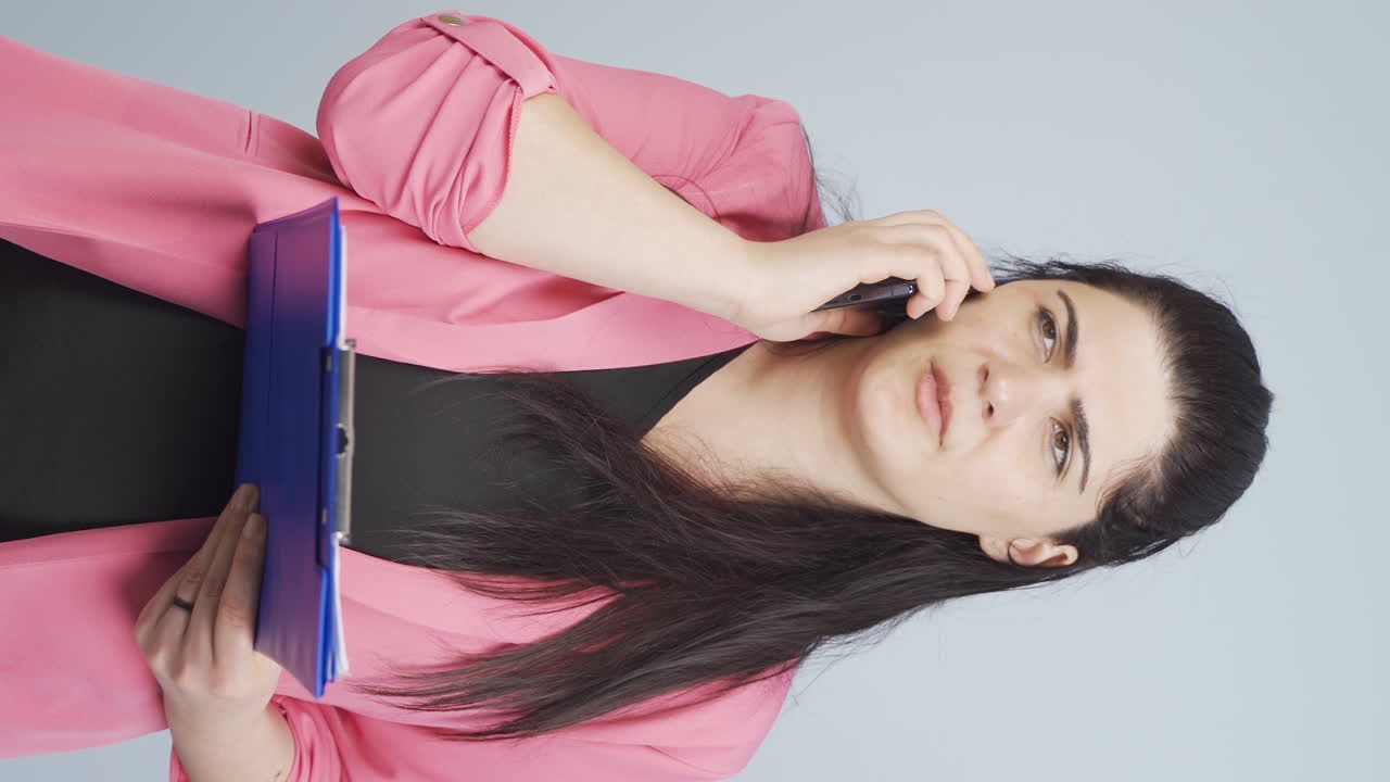 video vertical de una mujer de negocios recibe malas noticias y se enoja.