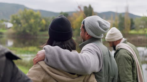 de vuelta, caminando y un par de amigos en una pesca